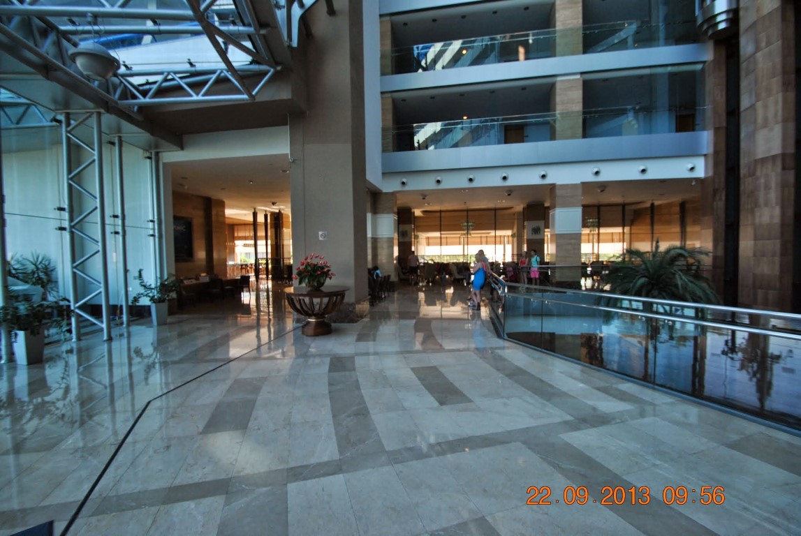 imagini hotel TITANIC LARA